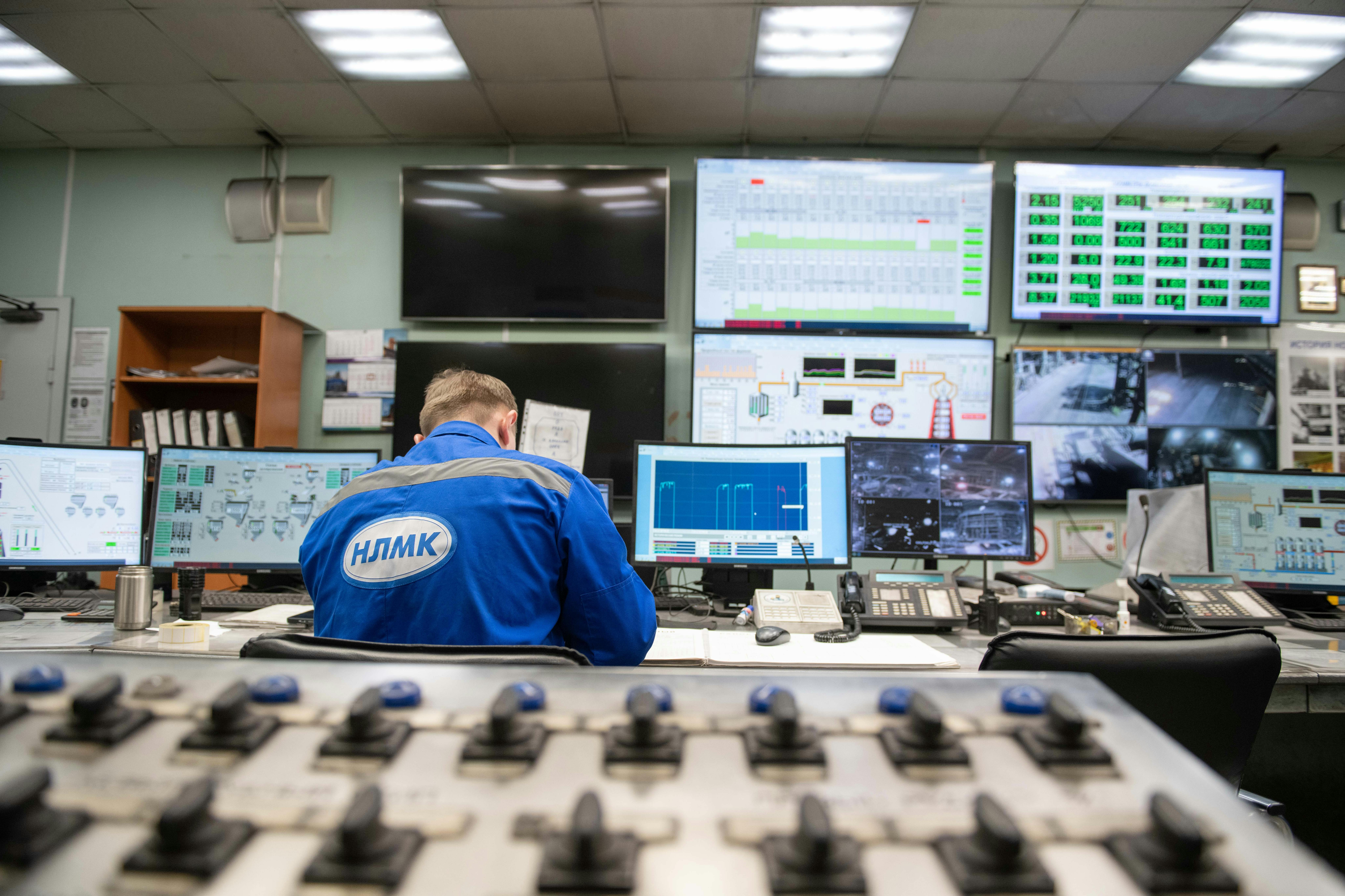 오케스트레이션과 운영을 상징하는 모니터링 룸 이미지